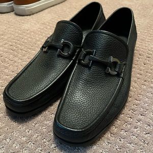 Men’s lightly worn Ferragamo loafers in black Size 9